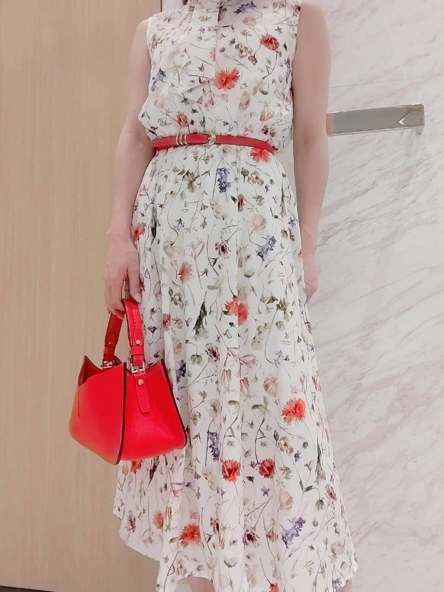 華やかで上品なフラワープリントワンピース💐💕 | エッセンス